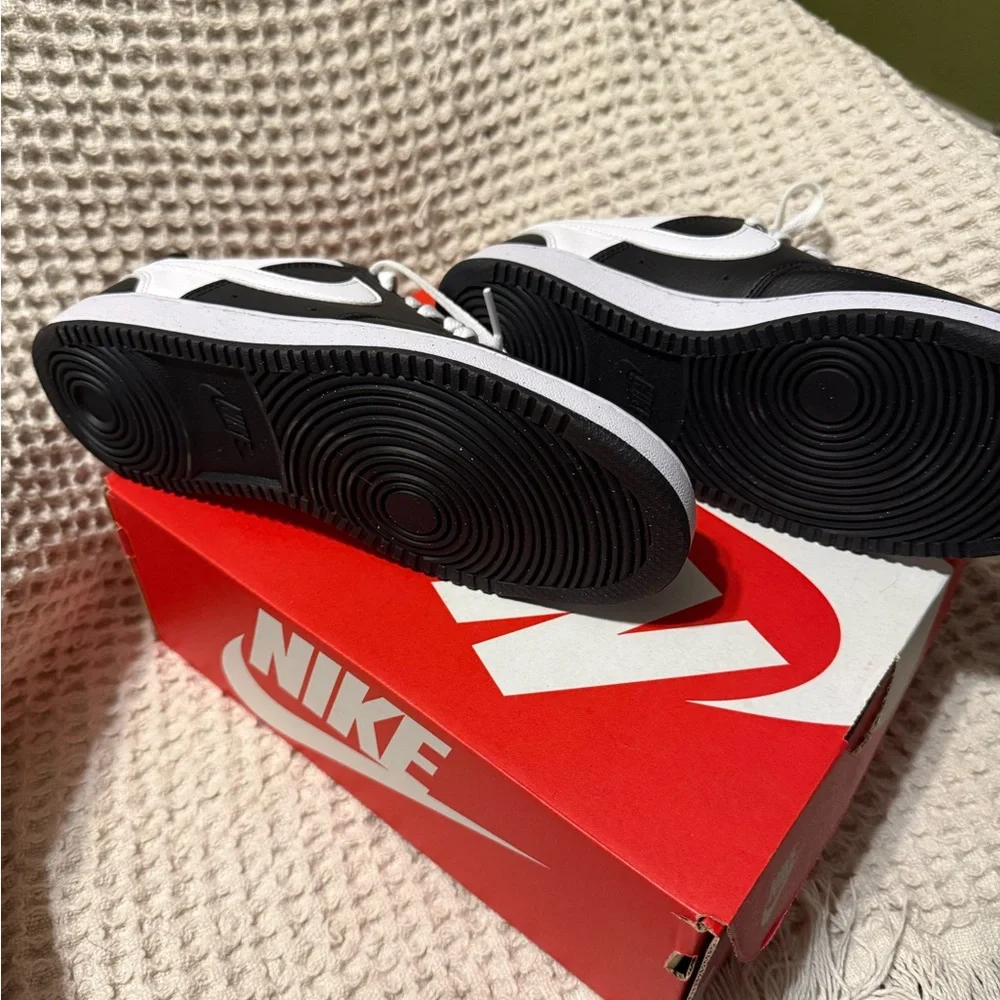 Nike Black and White Women's Sneakers - Picture 3 of 7